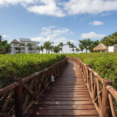Spacious Beachfront Condo At Reef Cozumel